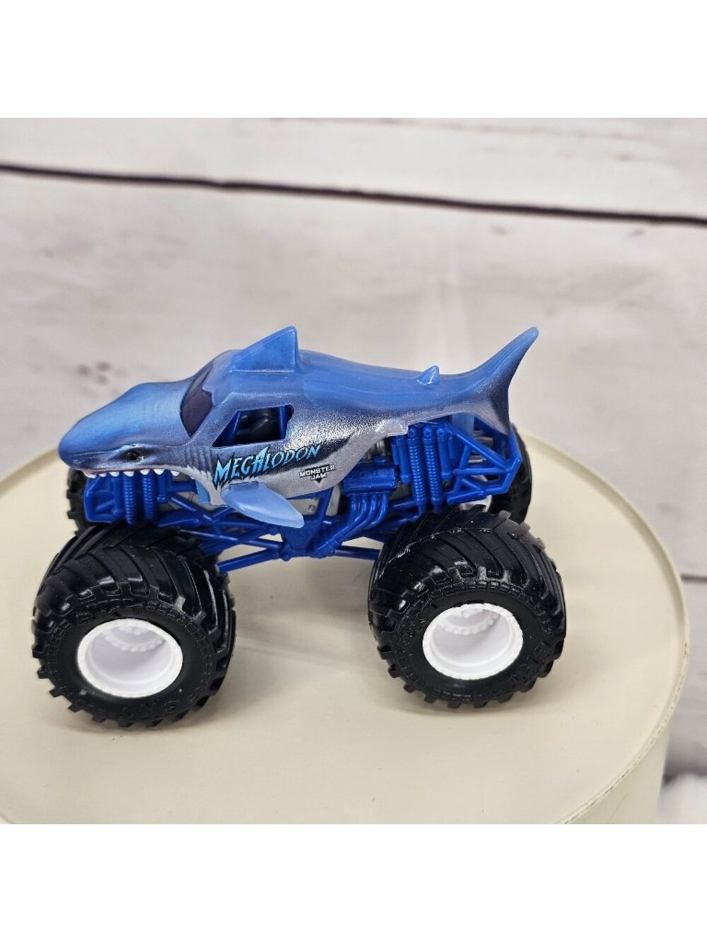 Monster Jam 1:24 Scale Megalodon Die-Cast Monster Truck